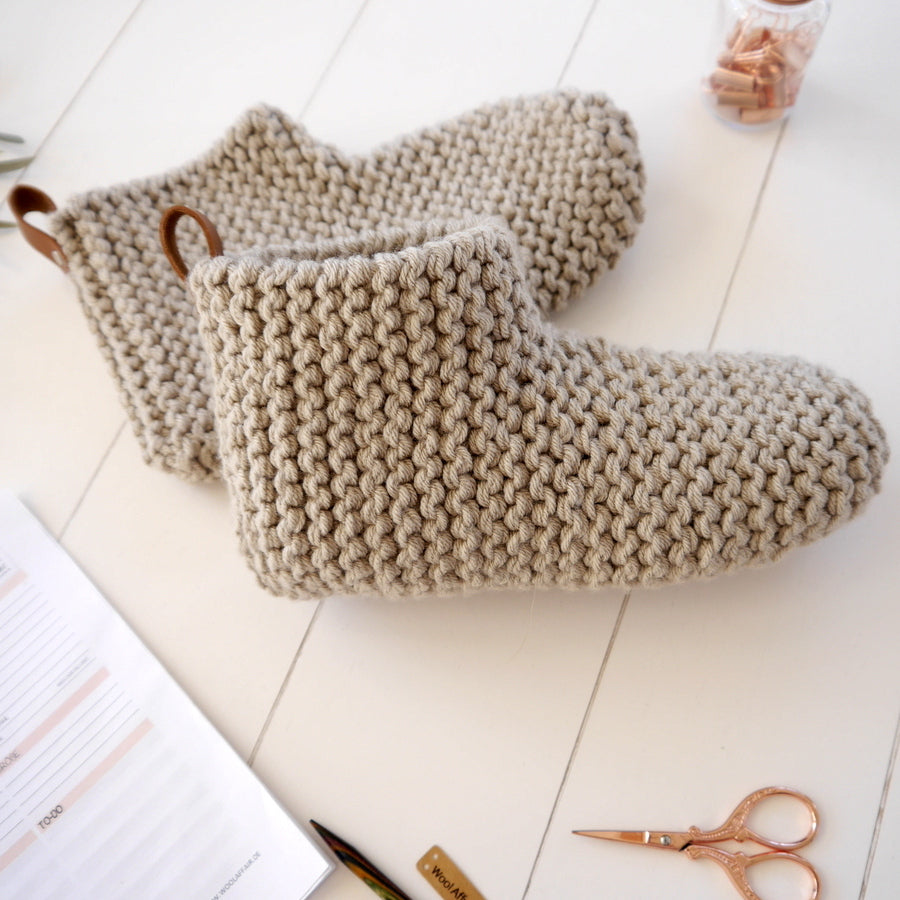 Grobstrickhausschuhe IRMI aus Wolle, beige mit braunen Lederlaschen und Metallknopf