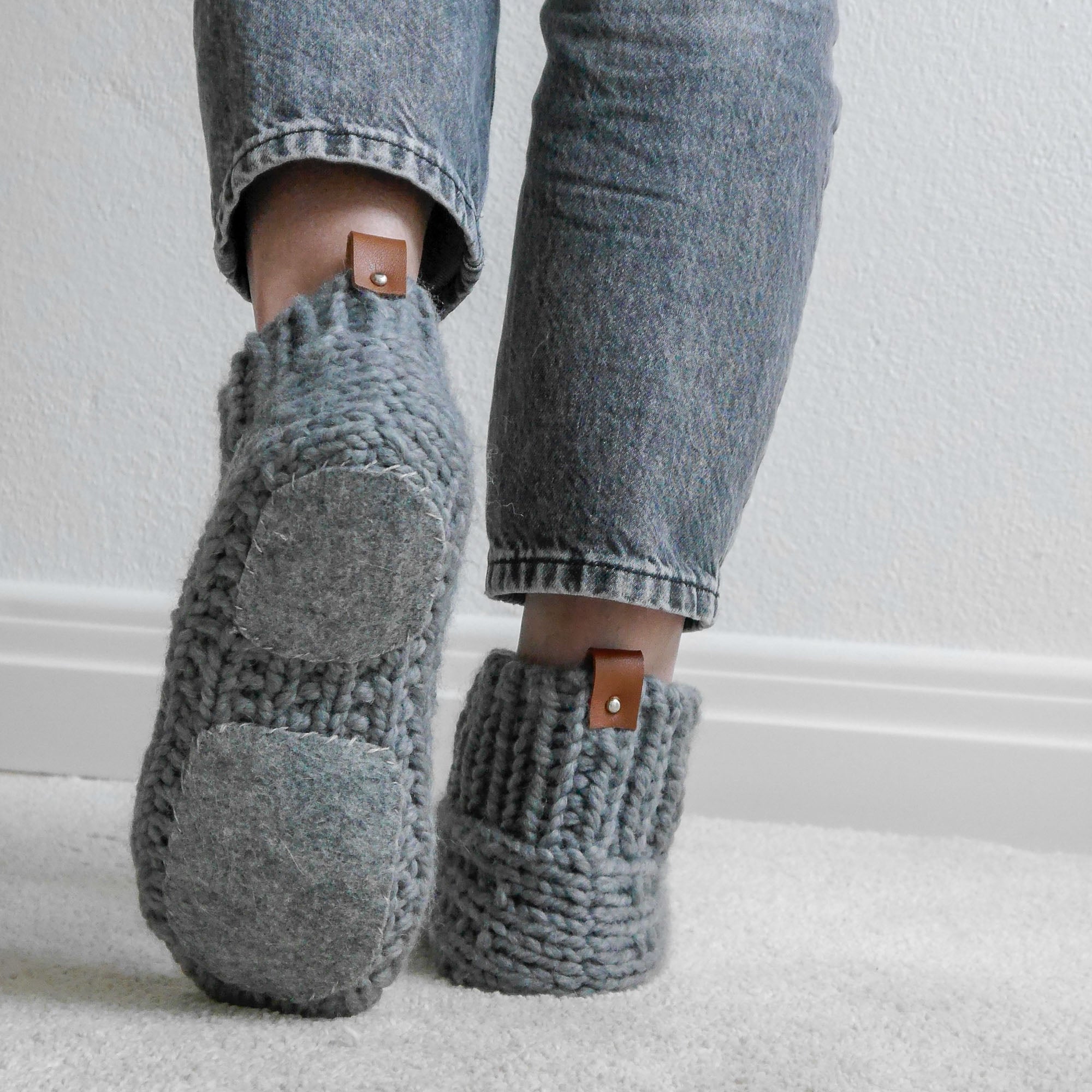Grau melierte Wollsocken mit Zopfmuster und Umschlag-Bündchen, gestrickt