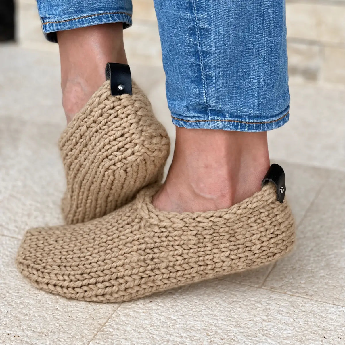 Beige, grobgestrickte Socken mit Knopfdetail am Bündchen
