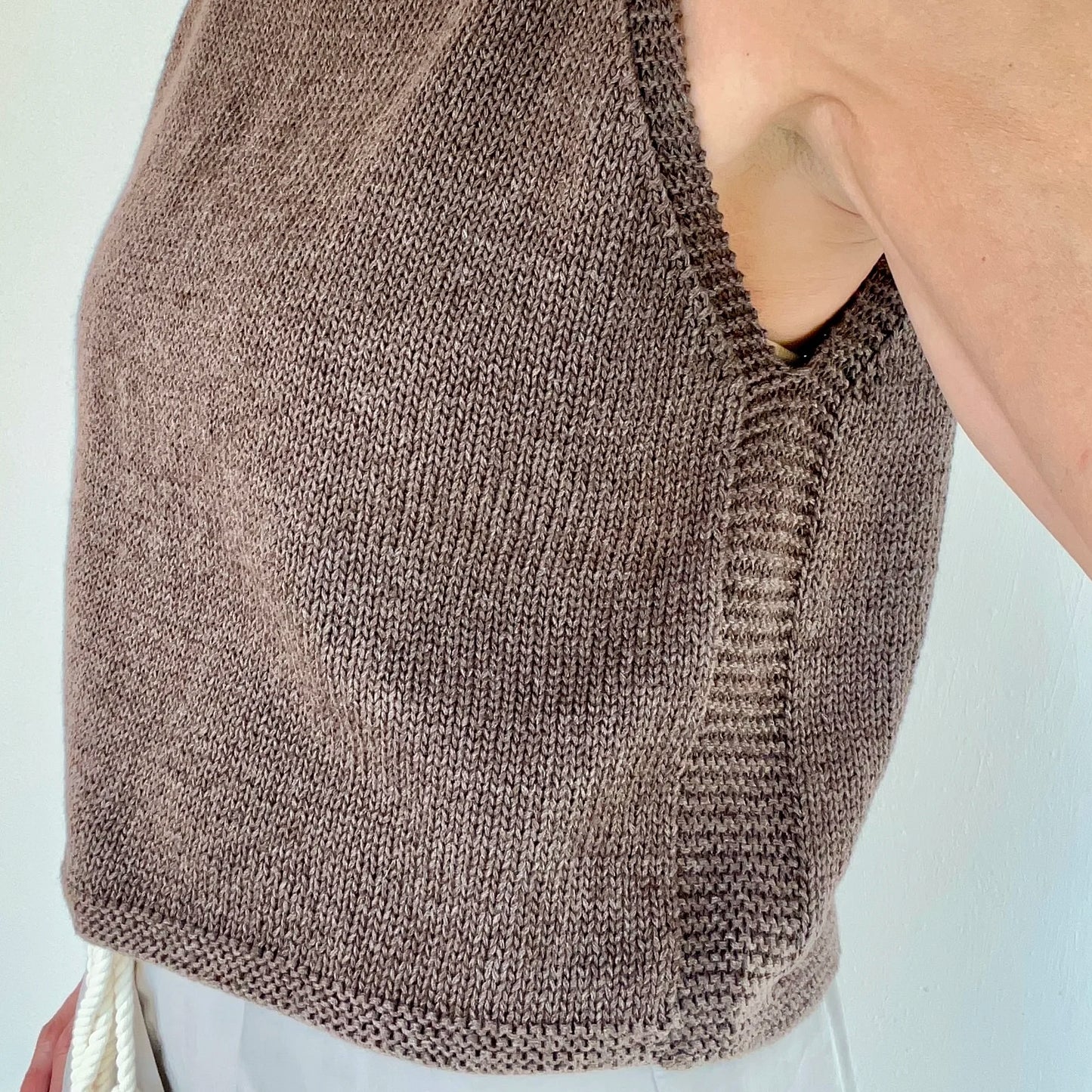 SENA-Wollshirt, ärmellos mit Rundhalsausschnitt, braun meliert, gerippter Rand