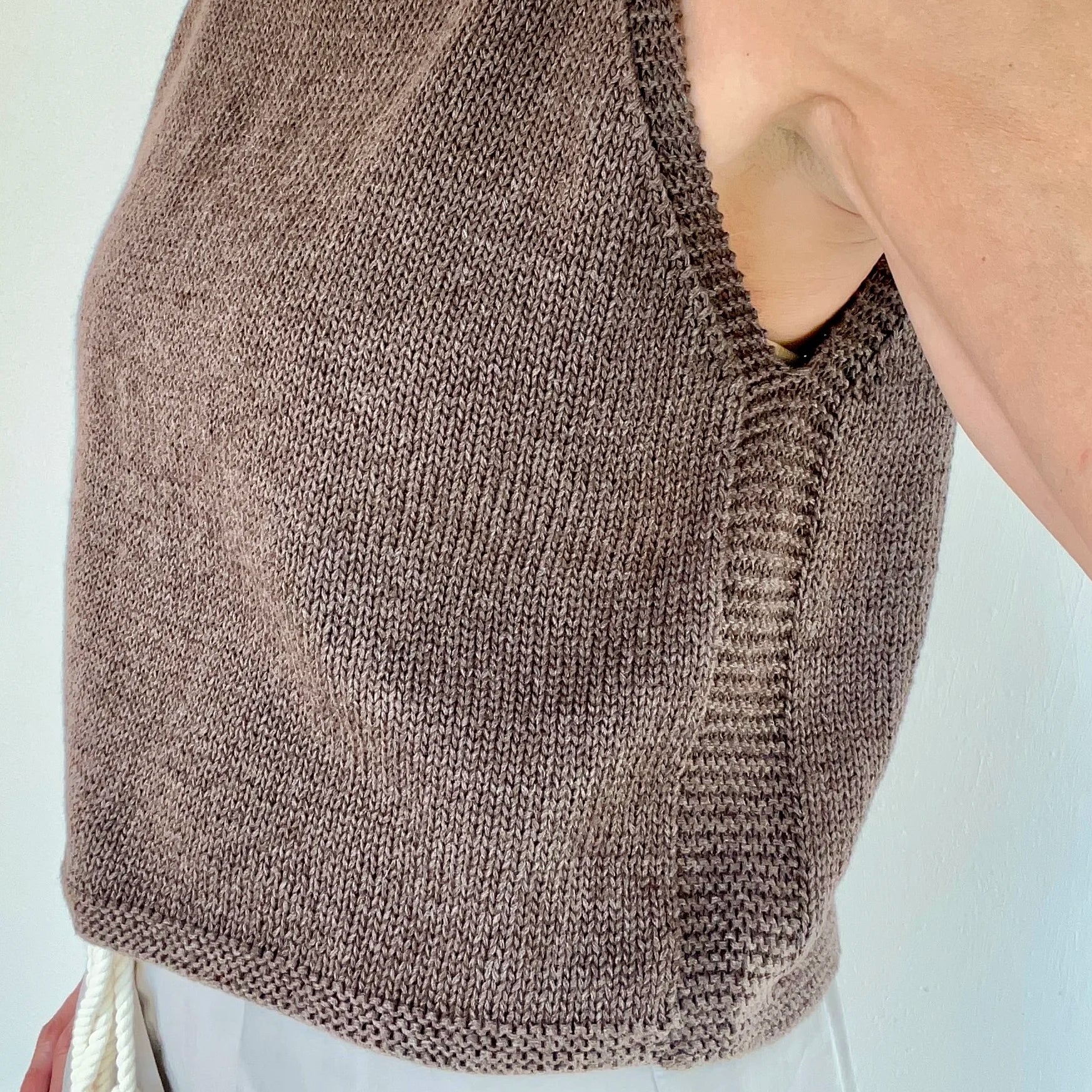SENA-Wollshirt, ärmellos mit Rundhalsausschnitt, braun meliert, gerippter Rand