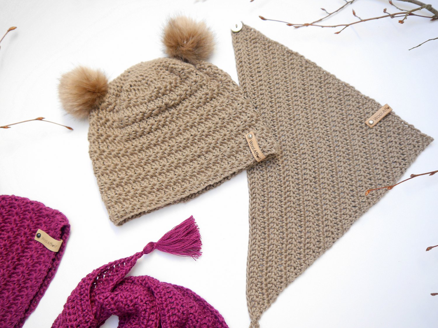 Beige Häkelmütze mit Fellpompons und beiges Dreieckstuch mit Quasten
