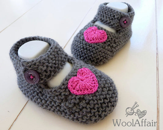 Strickanleitung für Babyballerinas: graue Wollschuhe mit pinken Herzapplikationen