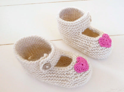 Strickanleitung für Babyballerinas: weiße Strick-Babyballerinas mit pinken Herzen